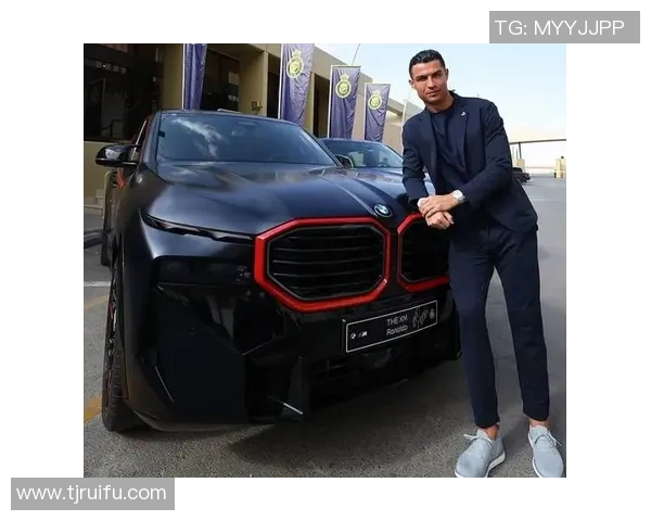 足球明星C与豪车的完美结合揭示奢华生活背后的奋斗与荣耀